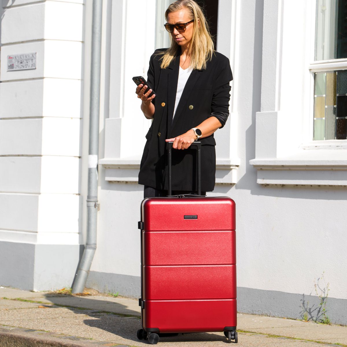 Rød Röd Rood = rød journeylife kuffert med kvinde